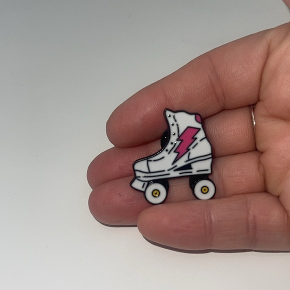 Jewelry - Roller skate enamel pin